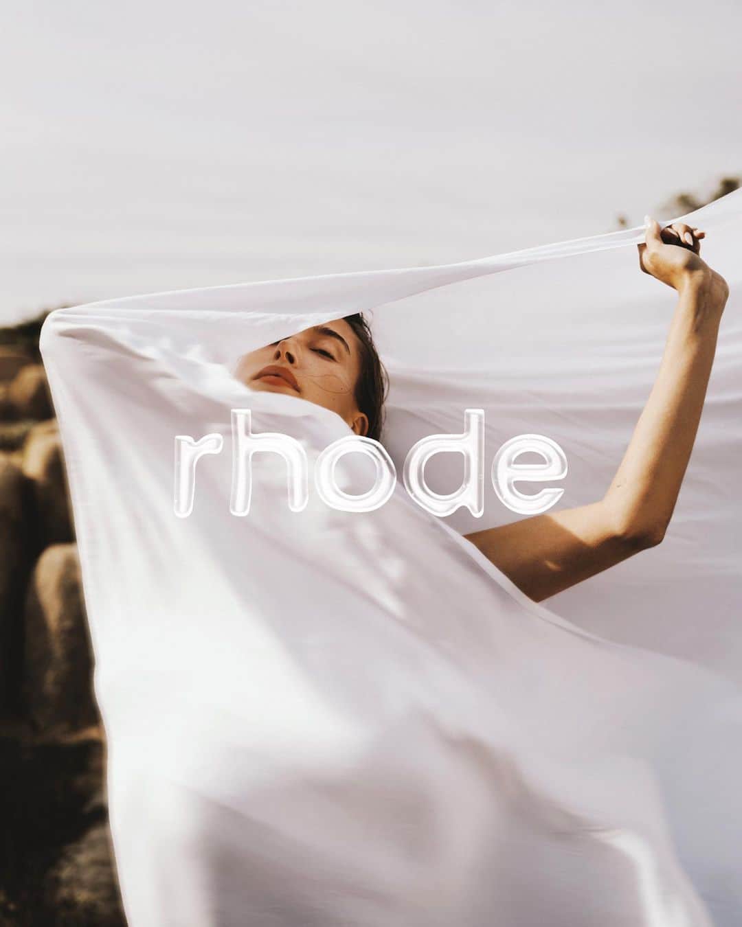 ハイレイ・ロード・ボールドウィンのインスタグラム：「I can’t believe a year ago today we launched @rhode 🎉🤍 Launching this brand and watching how it’s grown this last year has been one of the most incredible experiences of my life and words will never be enough to express my gratitude to you all for embracing and loving @rhode I am so excited to continue building our world and for what the future of our brand holds, I continue to learn so much, and there is SO much more to come.. this is really just the beginning! To my team who works endlessly, I couldn’t possibly thank you enough for everything you do to bring the world of rhode to life. I’m so thankful for you all.. couldn’t do any of this without you and excited to keep pushing forward.  Year 1 down, forever to go🤍」
