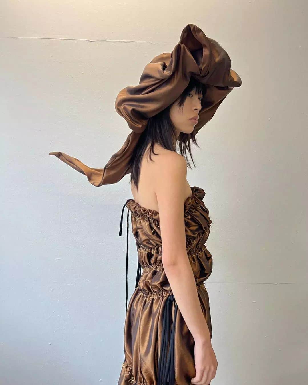 Fashion Weekさんのインスタグラム写真 - (Fashion WeekInstagram)「Getting dressed is a cinch. #DesignerDiscovery: @paulacanovasdelvas is a Spanish-born, Paris-based designer behind the eponymous label established in 2018. Paula’s youthful designs are built around a rich array of references and craft techniques, research and experiments with shapes, textures and fabrics; as well as cross-disciplinary collaborations with artists.  All collections are made using primarily deadstock and recycled materials.  Paula was awarded the Vogue Spain 2022 Prize, was a semi-finalist of the LVMH Prize 2022 and named by the New York Times an emerging designer to watch.  Her work has been featured in Vogue, Dazed and i-D.  Prior to launching the label, Paula was a creative consultant for Kanye West, following positions at Maison Margiela under John Galliano and Gucci.」6月16日 1時27分 - fashionweek