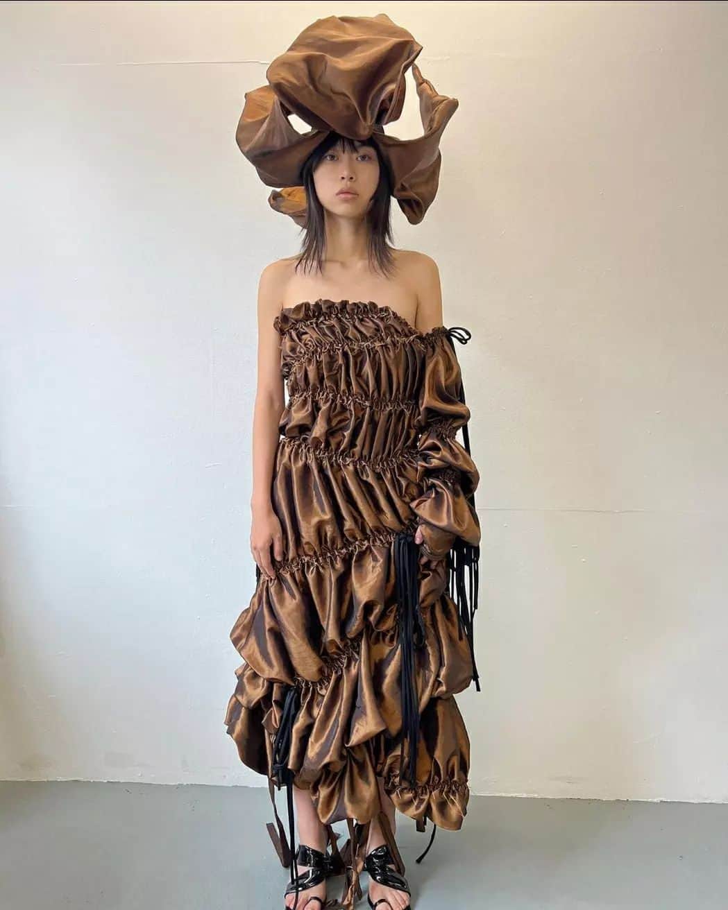 Fashion Weekのインスタグラム：「Getting dressed is a cinch. #DesignerDiscovery: @paulacanovasdelvas is a Spanish-born, Paris-based designer behind the eponymous label established in 2018. Paula’s youthful designs are built around a rich array of references and craft techniques, research and experiments with shapes, textures and fabrics; as well as cross-disciplinary collaborations with artists.  All collections are made using primarily deadstock and recycled materials.  Paula was awarded the Vogue Spain 2022 Prize, was a semi-finalist of the LVMH Prize 2022 and named by the New York Times an emerging designer to watch.  Her work has been featured in Vogue, Dazed and i-D.  Prior to launching the label, Paula was a creative consultant for Kanye West, following positions at Maison Margiela under John Galliano and Gucci.」