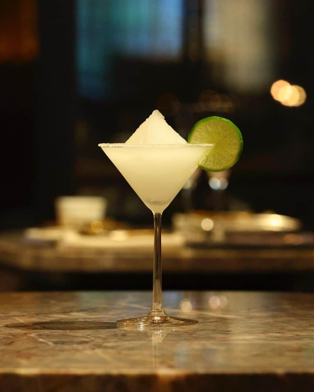 InterContinental Tokyo Bayさんのインスタグラム写真 - (InterContinental Tokyo BayInstagram)「. ハドソンラウンジでは、バラエティに富んだカクテルをご用意🍸  6月下旬までフレッシュなメロンを使ったカクテルとモクテルを提供中です🍈 バーテンダー自ら手掛けた、メロンのヘタをモチーフにした飴細工をガニッシュに添えた「メロン デュ エトワール」は、ブランデーをベースにバニラアイスクリームを加え、デザート感覚でお楽しみいただけます。  さっぱりとした喉越しのモヒートは、米国産イエローコーン100%を丁寧に蒸留と濾過を繰り返して作られたウォッカ『ウェスタンサン』を使い、6種のフレーバーをラインナップしております。  Special thanks @cluelmagazine  #intercontinentaltokyobay  #intercontinental  #intercontinentallife #インターコンチネンタル東京ベイ  #ホテルインターコンチネンタル東京ベイ #hudsonlounge #ambar  #ハドソンラウンジ  #アンバー #ホテルバー #bar #バー #カクテル #モクテル #メロン #カクテル好き  #ホテルバー  #cocktails  #ミクソロジー  #ミクソロジーカクテル #フローズンカクテル #モヒート #ウェスタンサン #グルテンフリー #グルテンフリーウォッカ #westernsonvodka #mojito #モヒート好き  #tokyobar」6月16日 1時39分 - intercontitokyobay