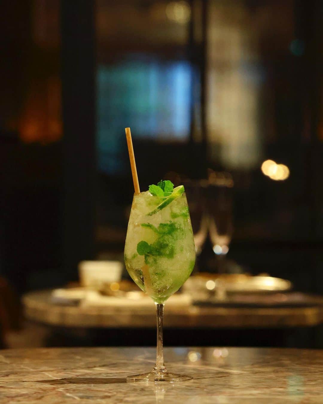 InterContinental Tokyo Bayさんのインスタグラム写真 - (InterContinental Tokyo BayInstagram)「. ハドソンラウンジでは、バラエティに富んだカクテルをご用意🍸  6月下旬までフレッシュなメロンを使ったカクテルとモクテルを提供中です🍈 バーテンダー自ら手掛けた、メロンのヘタをモチーフにした飴細工をガニッシュに添えた「メロン デュ エトワール」は、ブランデーをベースにバニラアイスクリームを加え、デザート感覚でお楽しみいただけます。  さっぱりとした喉越しのモヒートは、米国産イエローコーン100%を丁寧に蒸留と濾過を繰り返して作られたウォッカ『ウェスタンサン』を使い、6種のフレーバーをラインナップしております。  Special thanks @cluelmagazine  #intercontinentaltokyobay  #intercontinental  #intercontinentallife #インターコンチネンタル東京ベイ  #ホテルインターコンチネンタル東京ベイ #hudsonlounge #ambar  #ハドソンラウンジ  #アンバー #ホテルバー #bar #バー #カクテル #モクテル #メロン #カクテル好き  #ホテルバー  #cocktails  #ミクソロジー  #ミクソロジーカクテル #フローズンカクテル #モヒート #ウェスタンサン #グルテンフリー #グルテンフリーウォッカ #westernsonvodka #mojito #モヒート好き  #tokyobar」6月16日 1時39分 - intercontitokyobay