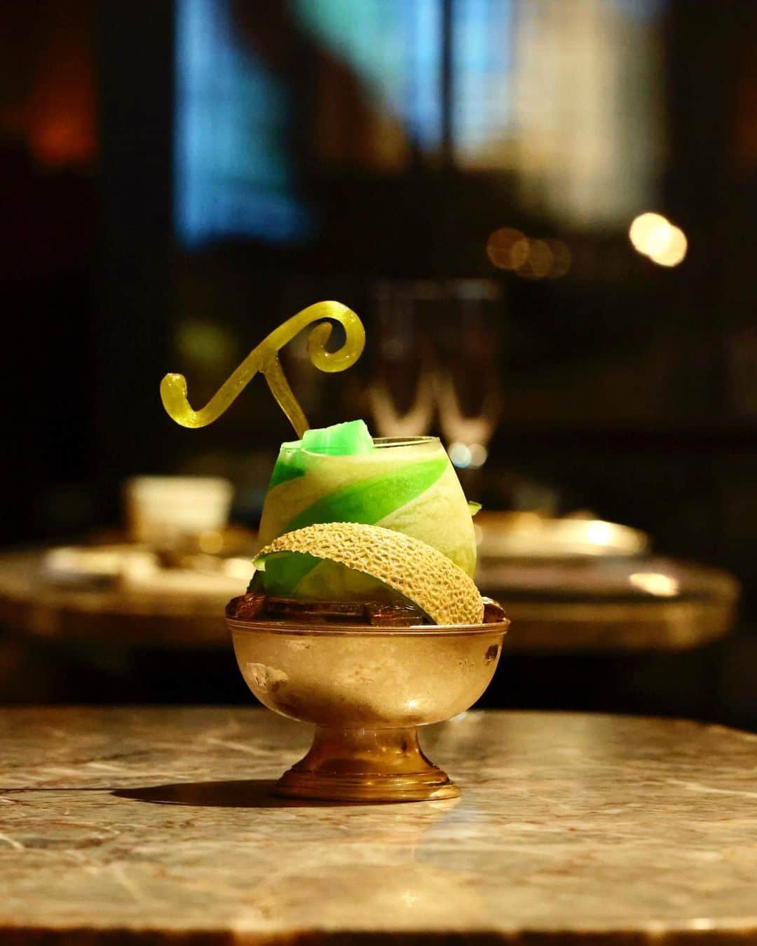 InterContinental Tokyo Bayさんのインスタグラム写真 - (InterContinental Tokyo BayInstagram)「. ハドソンラウンジでは、バラエティに富んだカクテルをご用意🍸  6月下旬までフレッシュなメロンを使ったカクテルとモクテルを提供中です🍈 バーテンダー自ら手掛けた、メロンのヘタをモチーフにした飴細工をガニッシュに添えた「メロン デュ エトワール」は、ブランデーをベースにバニラアイスクリームを加え、デザート感覚でお楽しみいただけます。  さっぱりとした喉越しのモヒートは、米国産イエローコーン100%を丁寧に蒸留と濾過を繰り返して作られたウォッカ『ウェスタンサン』を使い、6種のフレーバーをラインナップしております。  Special thanks @cluelmagazine  #intercontinentaltokyobay  #intercontinental  #intercontinentallife #インターコンチネンタル東京ベイ  #ホテルインターコンチネンタル東京ベイ #hudsonlounge #ambar  #ハドソンラウンジ  #アンバー #ホテルバー #bar #バー #カクテル #モクテル #メロン #カクテル好き  #ホテルバー  #cocktails  #ミクソロジー  #ミクソロジーカクテル #フローズンカクテル #モヒート #ウェスタンサン #グルテンフリー #グルテンフリーウォッカ #westernsonvodka #mojito #モヒート好き  #tokyobar」6月16日 1時39分 - intercontitokyobay