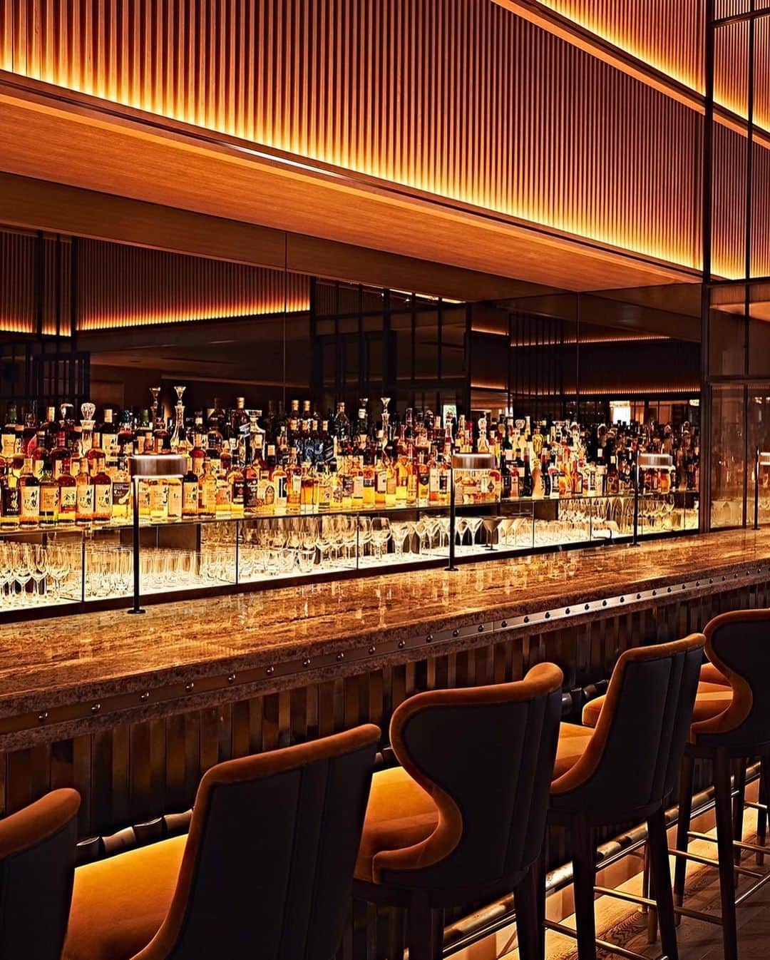 InterContinental Tokyo Bayさんのインスタグラム写真 - (InterContinental Tokyo BayInstagram)「. ハドソンラウンジでは、バラエティに富んだカクテルをご用意🍸  6月下旬までフレッシュなメロンを使ったカクテルとモクテルを提供中です🍈 バーテンダー自ら手掛けた、メロンのヘタをモチーフにした飴細工をガニッシュに添えた「メロン デュ エトワール」は、ブランデーをベースにバニラアイスクリームを加え、デザート感覚でお楽しみいただけます。  さっぱりとした喉越しのモヒートは、米国産イエローコーン100%を丁寧に蒸留と濾過を繰り返して作られたウォッカ『ウェスタンサン』を使い、6種のフレーバーをラインナップしております。  Special thanks @cluelmagazine  #intercontinentaltokyobay  #intercontinental  #intercontinentallife #インターコンチネンタル東京ベイ  #ホテルインターコンチネンタル東京ベイ #hudsonlounge #ambar  #ハドソンラウンジ  #アンバー #ホテルバー #bar #バー #カクテル #モクテル #メロン #カクテル好き  #ホテルバー  #cocktails  #ミクソロジー  #ミクソロジーカクテル #フローズンカクテル #モヒート #ウェスタンサン #グルテンフリー #グルテンフリーウォッカ #westernsonvodka #mojito #モヒート好き  #tokyobar」6月16日 1時39分 - intercontitokyobay