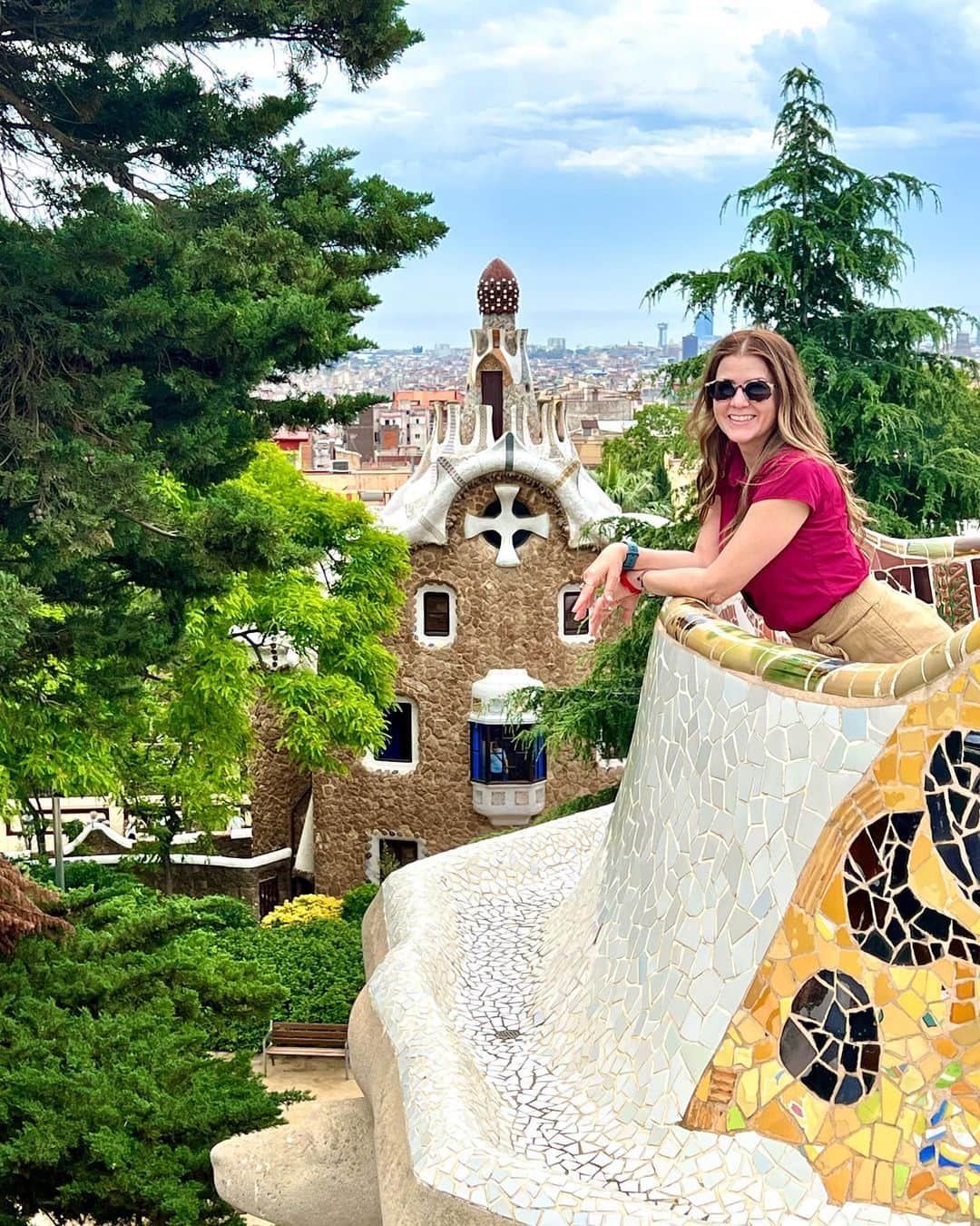 ジュリアナ・デヴァーのインスタグラム：「Leaning into the one spot not filled with hundreds of fellow tourists.  I had to see it, but I really really don’t enjoy crowds. If I had to do it again I would pick the very first time slot of the day.   As the day goes on the crowds build to the point that the architecture all but dissipates into a sea of humans.   It’s impossible to get a clear view or a shot of the curves and whimsy of the space. It feels more like an amusement park than a tranquil garden.   Just an expectation vs reality Instagram moment for you if you come to Barcelona during the summer months.  Have you been to Park Güell? What was your experience?  #allthingsGaudi #barcelona #parkguell」