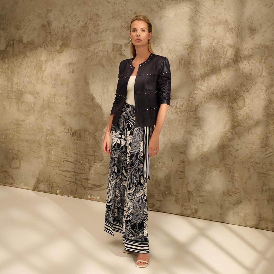 ジョセフリブコフさんのインスタグラム写真 - (ジョセフリブコフInstagram)「This outfit: not just a summer fling. Wear and re-wear through the changing temperatures and seasons forever. #IlovemyJR   Cette tenue: pas seulement un coup de coeur le temps d’un été. Portez-la à travers les températures et saisons changeantes, pour toujours.   STYLES 232904/232047」6月16日 1時38分 - josephribkoff