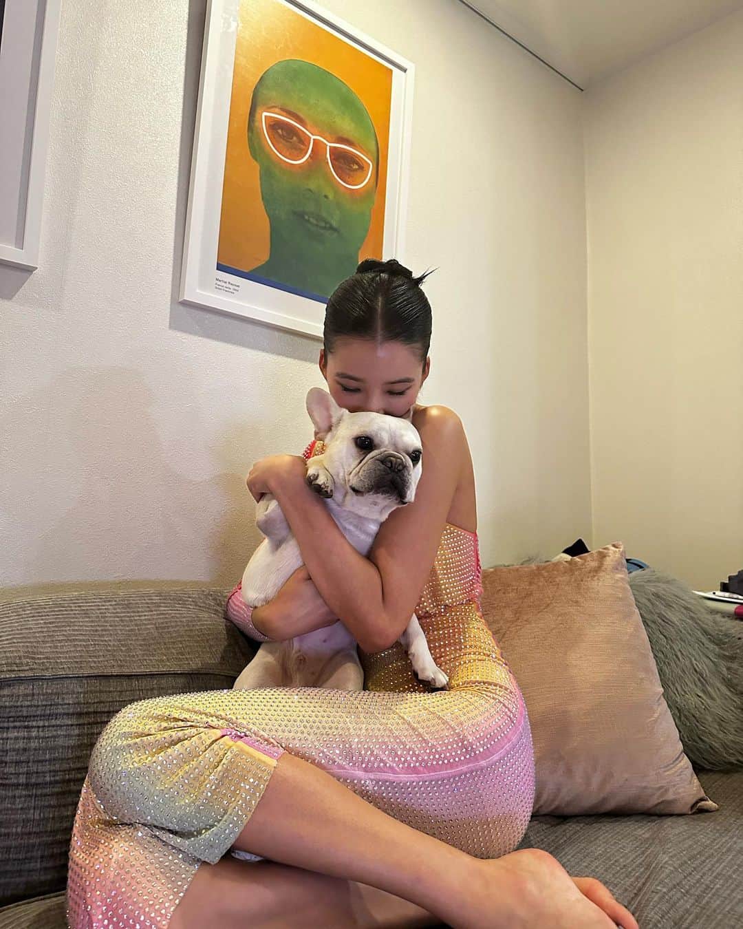 のインスタグラム：「I’m a needy mom…🙂 Swipe for Bowie’s criminal offensive side-eye🤣」