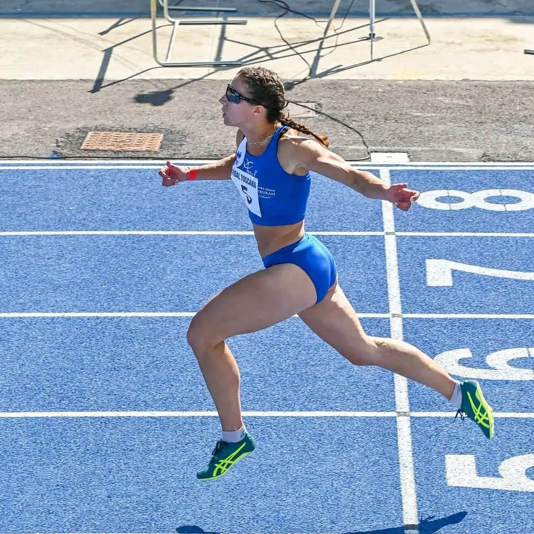 アイリーン・シラグサのインスタグラム：「Verso l'infinito e oltre 💨💨💨 Cit.   Chi la riconosce vince un 💙  Pronta per la prossima avventura, dopo un piccolo step in avanti frenato dal meteo poco favorevole a @kladno_hazi vediamo cosa mi riserva @kuortanegames 🙏🤞  #roadtome  #lavelocistacongliocchiali」