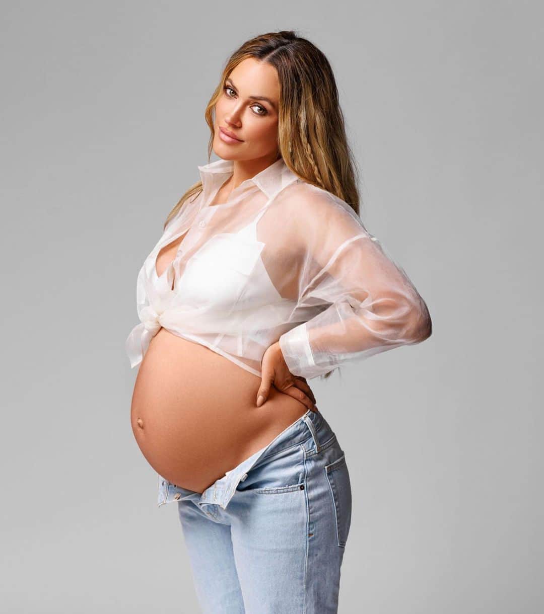Peta Murgatroydさんのインスタグラム写真 - (Peta MurgatroydInstagram)「Yup…I’m still pregnant 💙 #40weekspregnant #exitmybodyplease   @oxanaalexphotography  @laurarugetti  @dillonpena  @erinnoella」6月16日 1時50分 - petamurgatroyd
