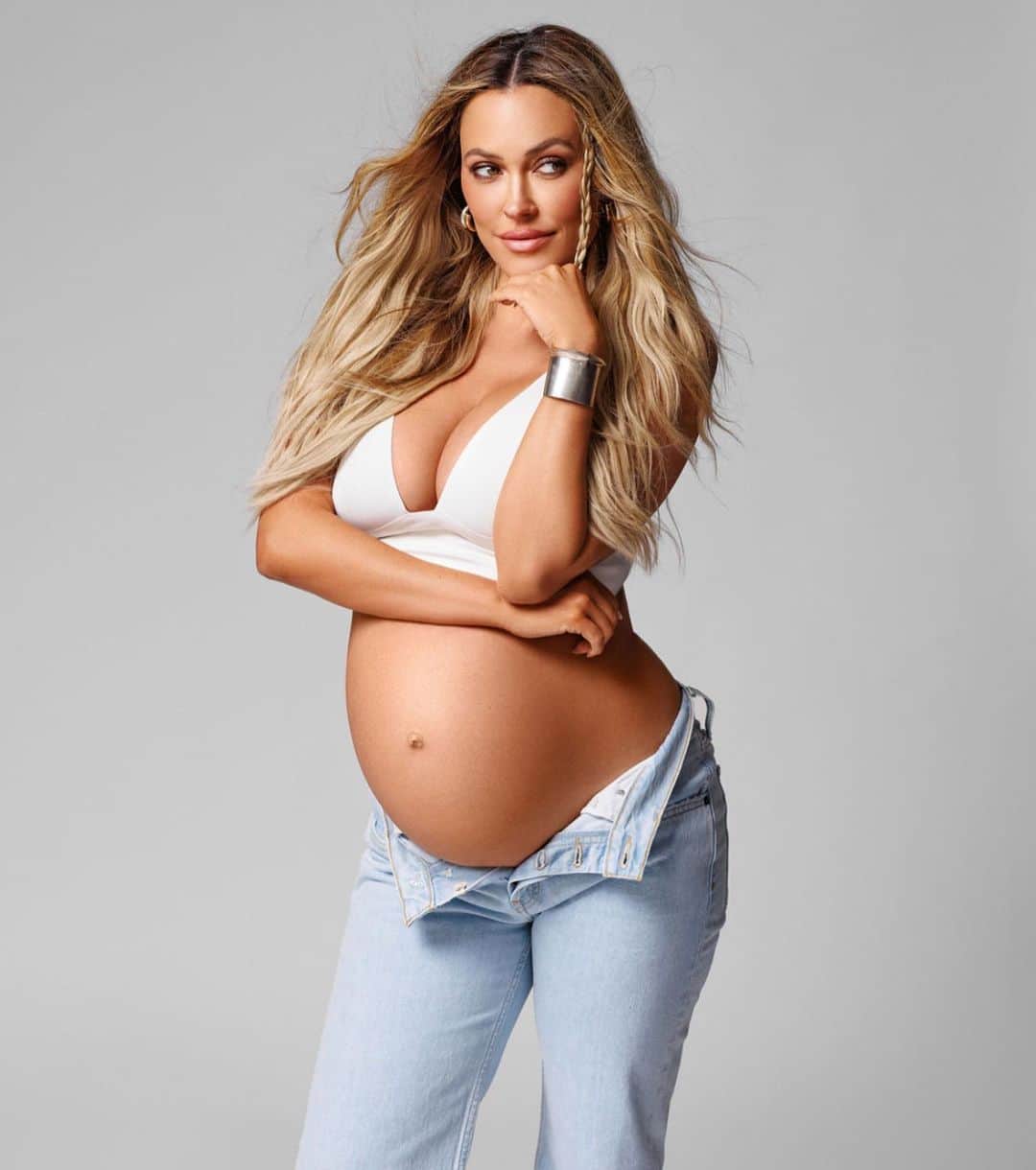 Peta Murgatroydさんのインスタグラム写真 - (Peta MurgatroydInstagram)「Yup…I’m still pregnant 💙 #40weekspregnant #exitmybodyplease   @oxanaalexphotography  @laurarugetti  @dillonpena  @erinnoella」6月16日 1時50分 - petamurgatroyd