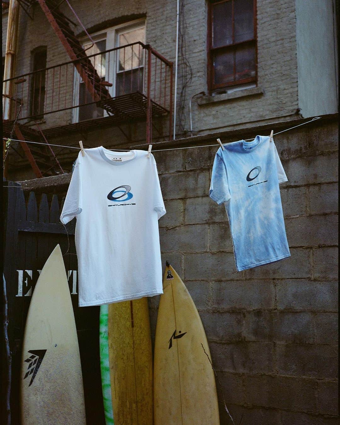 OAKLEYさんのインスタグラム写真 - (OAKLEYInstagram)「Celebrating a shared passion for 90s surf culture and adrenaline.   Meet the Oakley x @saturdaysnyc eyewear and apparel collection. Available in selected stores and online now.」6月16日 1時59分 - oakley