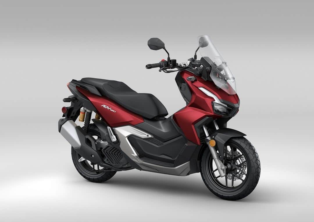 のインスタグラム：「Renamed for the 2024 model year, the ADV160 touts a new, larger-displacement engine that delivers improved performance and reduced emissions. Also incorporated are updates aimed at improving comfort and convenience, but the capable-but-rugged “City Adventure” concept remains, delivering an enjoyable sense of exploration on even the most mundane urban commutes. The ingredients? A low vehicle weight and practical features like an automatic transmission, two-stage adjustable windscreen and under-seat storage, resulting in a sensible machine that adeptly traverses metropolitan roads and is even up for mini-adventures. #ADV160  #HondaScooter」