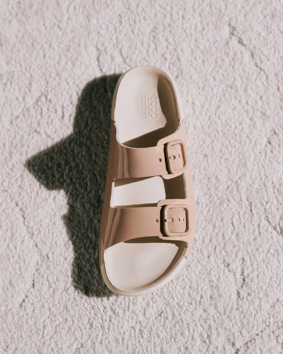 エコーさんのインスタグラム写真 - (エコーInstagram)「Delicate, muted tones and simple Danish design make the ECCO COZMO an easy summer wear. #ECCO」6月16日 2時00分 - ecco