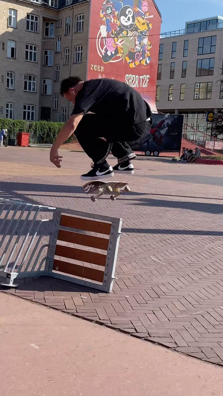 カルロス・リベイロのインスタグラム：「Jet leg sw flips 🤣 🇩🇰❤️ #cphopen @nikesb」