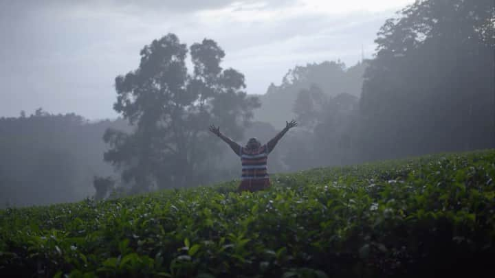 オーランド・ブルームのインスタグラム：「It’s stories like Nzambi’s — an activist transforming plastic waste into sustainable bricks — that remind us we’re all capable of changing the world for the better. Feeling grateful that we were able to tell Nzambi’s story and others in our documentary Earthbound— winner of the X Award at Tribeca 🙌 Amazing Owl Productions 💥 @farhoudmeybodi @earthbound.global @nzambimatee_ke」