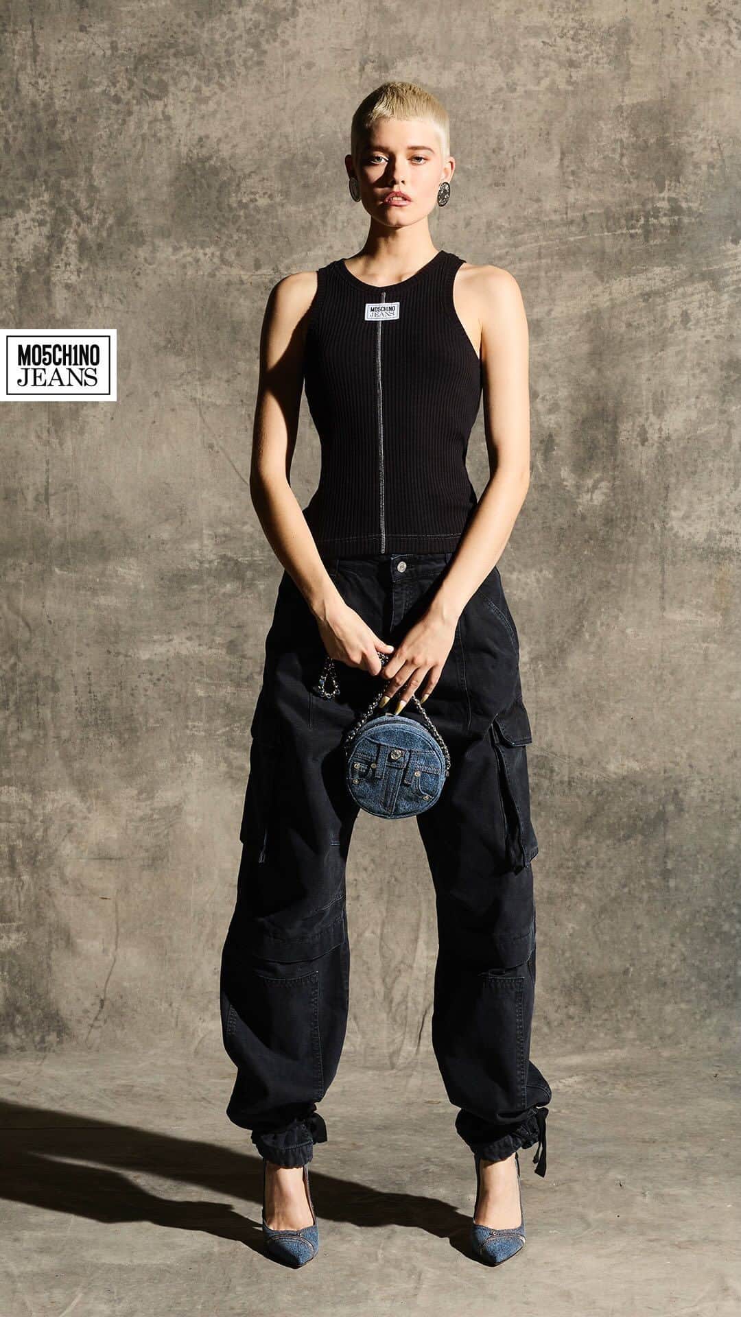 Moschinoのインスタグラム：「Tried and true, just for you. Classic denim staples, the Moschino way.  Hurry to the link in our bio to get your hands on #MoschinoJeans」