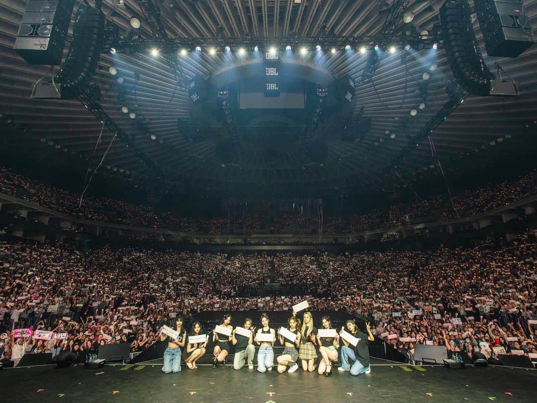TWICEさんのインスタグラム写真 - (TWICEInstagram)「TWICE 5TH WORLD TOUR 'READY TO BE' IN #OAKLAND - DAY 1  So happy to be back in Oakland 💗 Let's meet tomorrow for another unforgettable night ✨  #TWICE #트와이스 #READYTOBE #TWICE_5TH_WORLD_TOUR」6月16日 2時35分 - twicenews