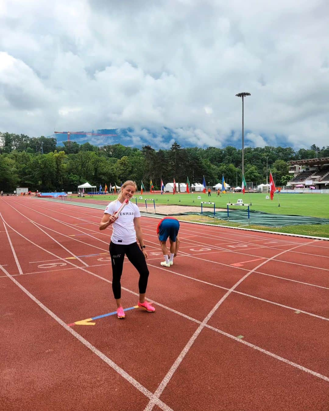 Astrid GLENNER-FRANDSENさんのインスタグラム写真 - (Astrid GLENNER-FRANDSENInstagram)「Sommer med verdens sødeste lånehund og selvfølgelig lidt stafet, startblok og solnedgang 🌞🧡」6月16日 2時41分 - astridglenner