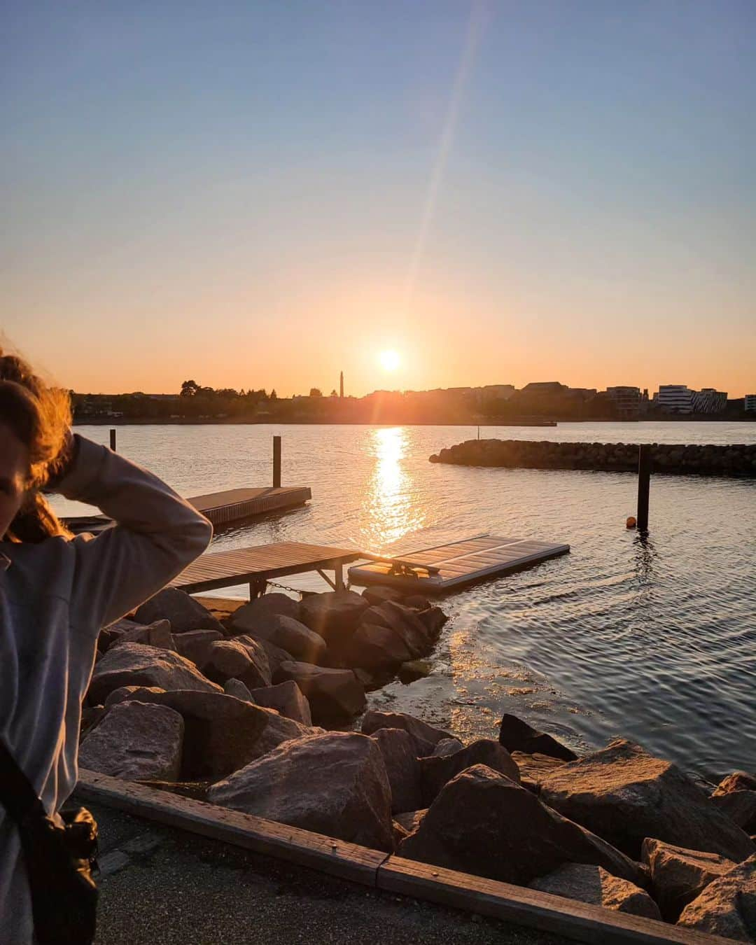 Astrid GLENNER-FRANDSENさんのインスタグラム写真 - (Astrid GLENNER-FRANDSENInstagram)「Sommer med verdens sødeste lånehund og selvfølgelig lidt stafet, startblok og solnedgang 🌞🧡」6月16日 2時41分 - astridglenner