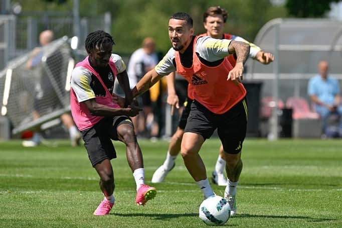 ジェイソン・デイビッドソンのインスタグラム：「Best feeling in the world ⚽️ #preseason15」