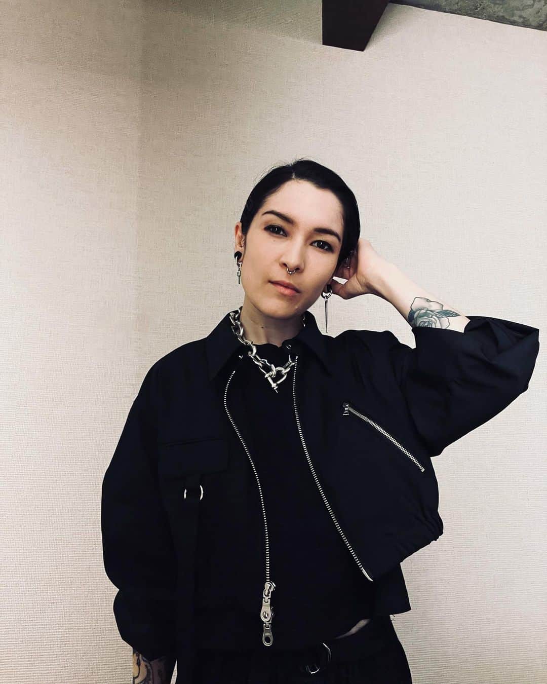 マヤ・ジェーン・コールスのインスタグラム：「Wow what a week! What a ride 🌠 Thank you Houston, Orlando, Manchester (TN) that was pretty wild ✨ Now back to L.A. for @avalonhollywood this Saturday! My night creatures come through 🖤👽🖤」