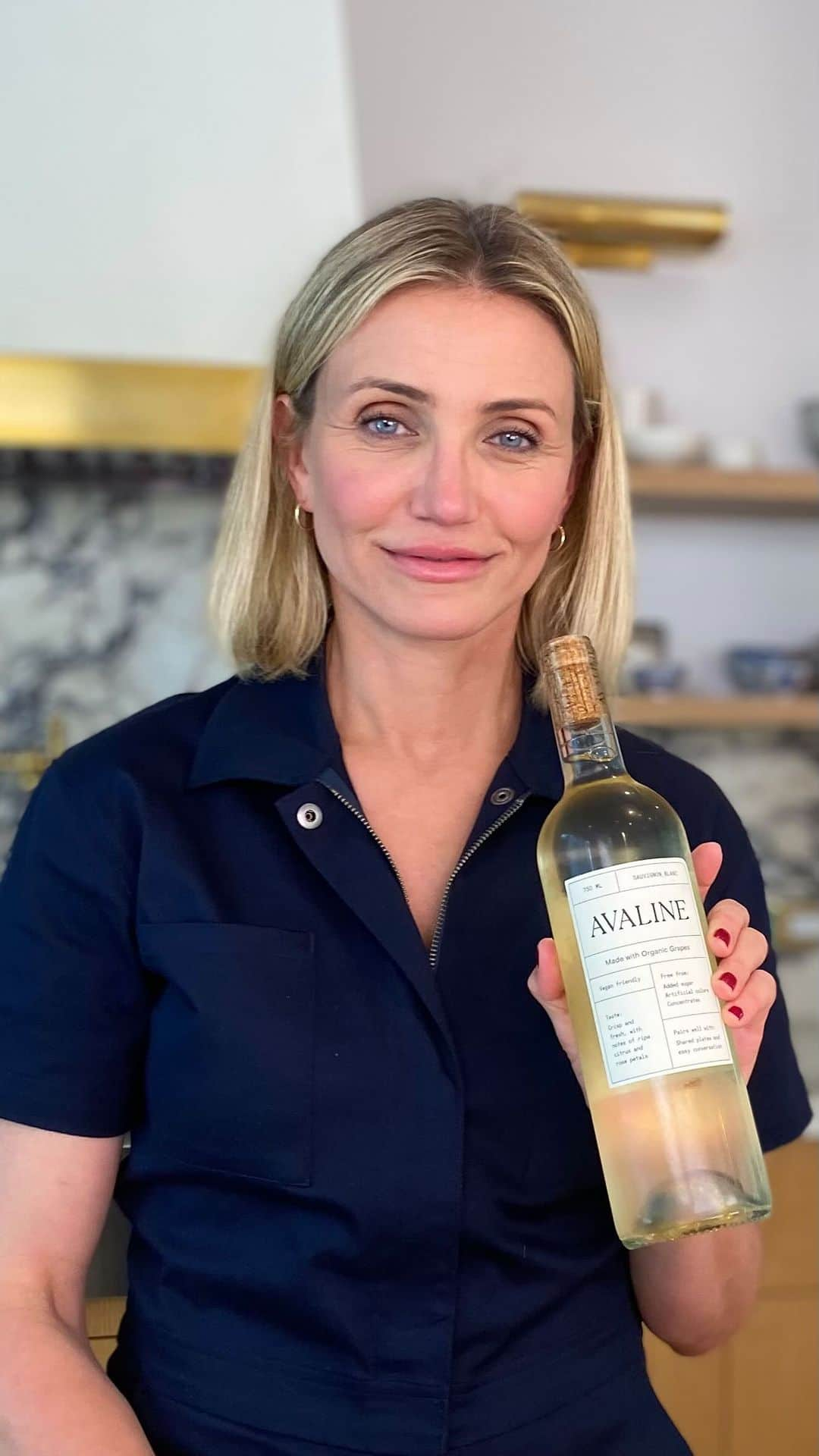 キャメロン・ディアスのインスタグラム：「The best way to taste our new Sauvy B is by pairing it with the perfect meal.  To celebrate the launch of our NEW Sauvignon Blanc, we partnered with @goopkitchen to bring you the only salad you’ll need this summer. Don’t live in LA? We got you covered. Here’s how to make it at home so you can sip Sauvy B and enjoy the new Cameron Summer Crunch Salad from anywhere. 🥗🍋🍊🌹☀️😎💦  Find the full recipe by clicking the link in our bio, or if you’re in LA you can order it through goop Kitchen.」