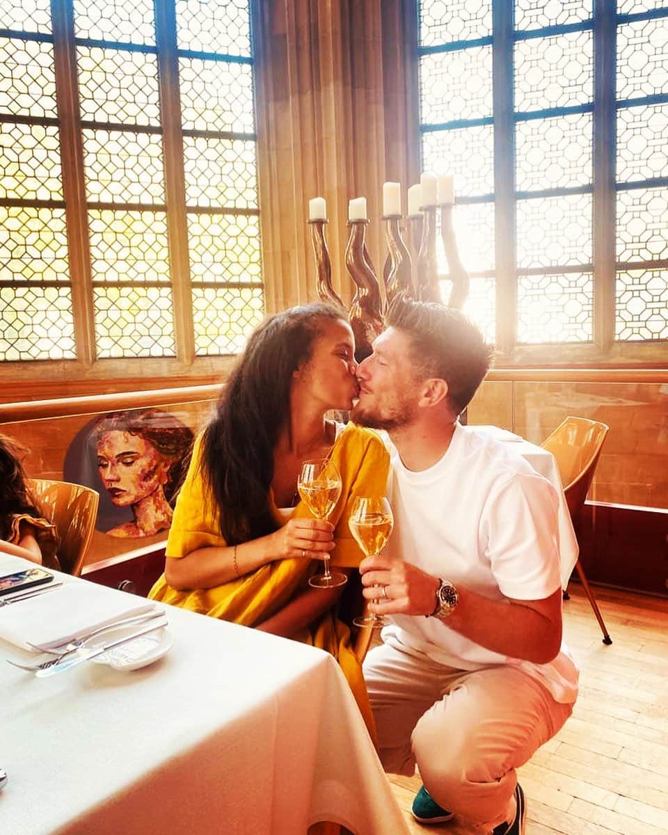 セバスチャン・ポコニョーリのインスタグラム：「A nos 20 ans d’amour de jeunesse , à nos 10 ans de mariage ,de partages et de bonheur pur. Je t’aime」