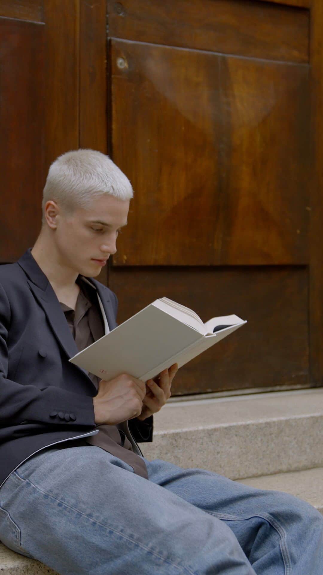 のインスタグラム：「The written word inspires a multitude of ideas. In Milan, @hanyayanagihara’s “A Little Life” serves as a tool for insight before Valentino The Narratives, the upcoming menswear show.   Tomorrow afternoon, watch Creative Director @pppiccioli unveil the collection live from Milan at 2:00PM CEST, here on Instagram or on Valentino.com #ValentinoNarratives」
