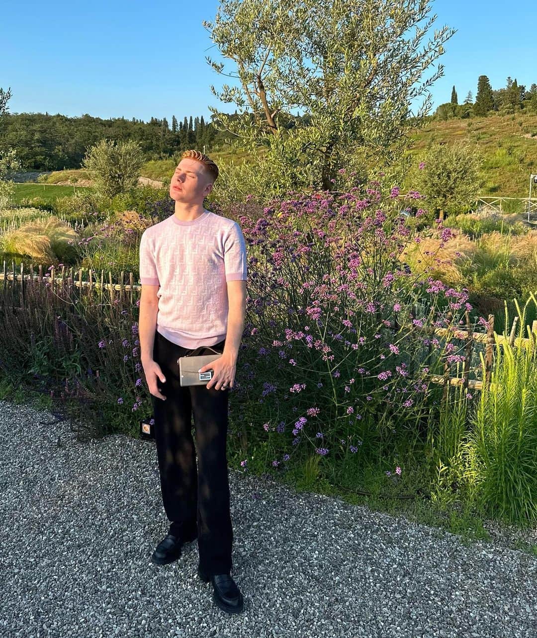 レオ・マンデラのインスタグラム：「THE SUN SHINES BRIGHT ON  FENDI DAY ☀️」