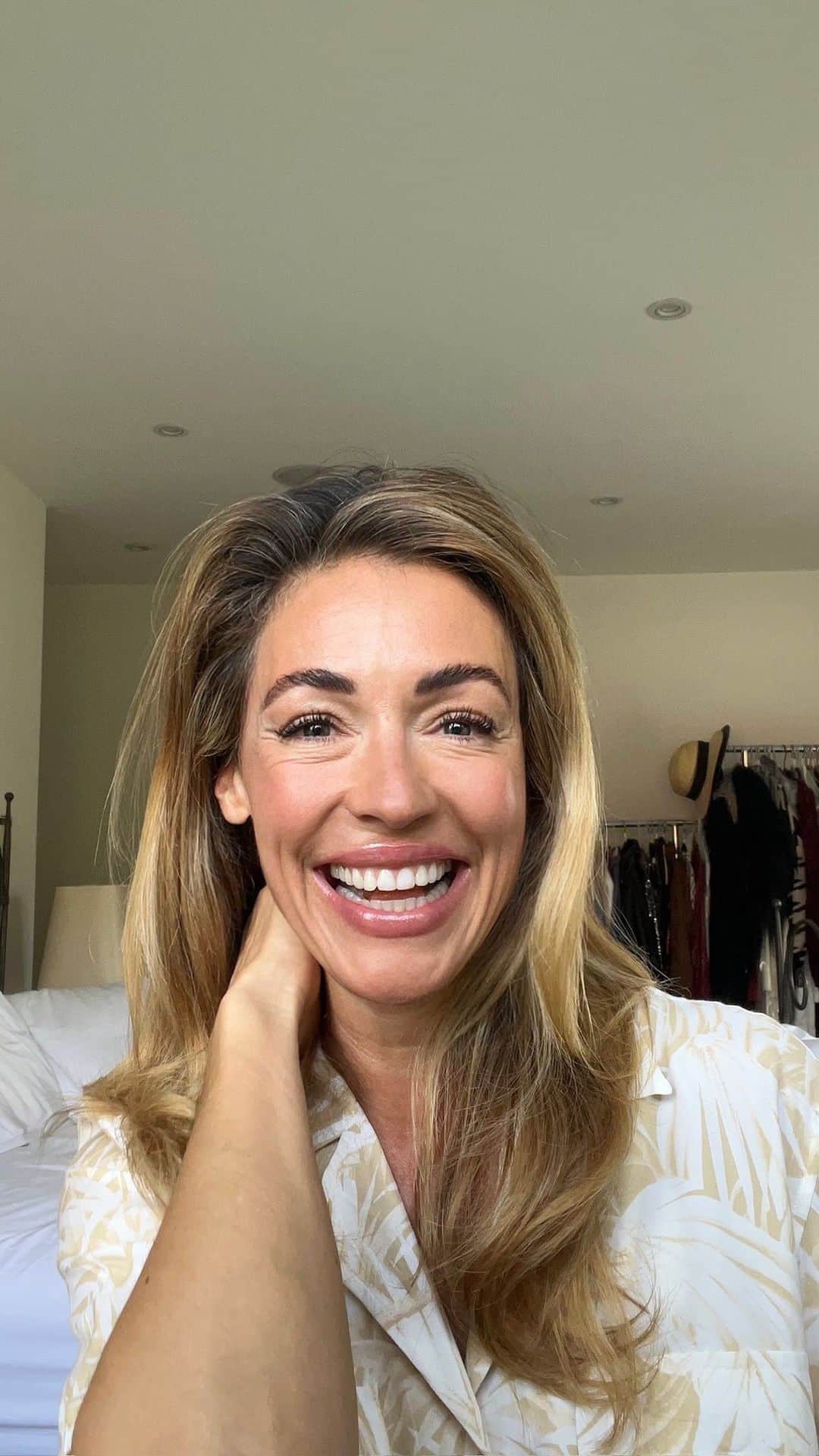 キャット・ディーリーのインスタグラム：「My morning rush hour routine before a school run with the boys always starts with a little coffee first, my sanity second, and then a few fav essentials !! 😅💄 We all use q-tips & a little luck to clean up our mistakes so figured I might as well just show it to you 💋✨ #GRWM #NoFilter  Products Used:  🟡 @DecleorParis - Lavendar Aromessence & Crème Rich’s Liftante  🟣 @LauraMercier - Secret Camouflage Concealer 🟡 @MakeupByMario - Master Mattes Eyeshadow Palette 🟣 @KevynAucoin - Professional Lash Curler 🟡 @LOrealParis - Voluminous Original Mascara 🟣 @CharlotteTilbury - Airbrush Flawless Filter Setting Powder 🟡 @RoseInc - Brow Renew Gel 🟣 @ElizabethArden - Eight Hour Cream 🟡 @Oribe - Gold Lust Dry Shampoo 🟣 @Kerastase_Official - Sérum Cicanuit」