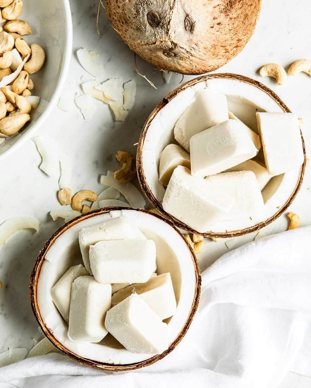 のインスタグラム：「Adding healthy fats to your smoothies with these frozen coconut cubes can help keep you fuller for longer! This recipe is completely plant-based and takes minutes to make. You can easily toss them into any smoothie for a boost.⁣ ⁣ 👉 Click the link in bio for the recipe⁣ ⁣ #coconutcubes #smoothiebooster #plantbaseddiet #coconutflavor #cashews #coconut」