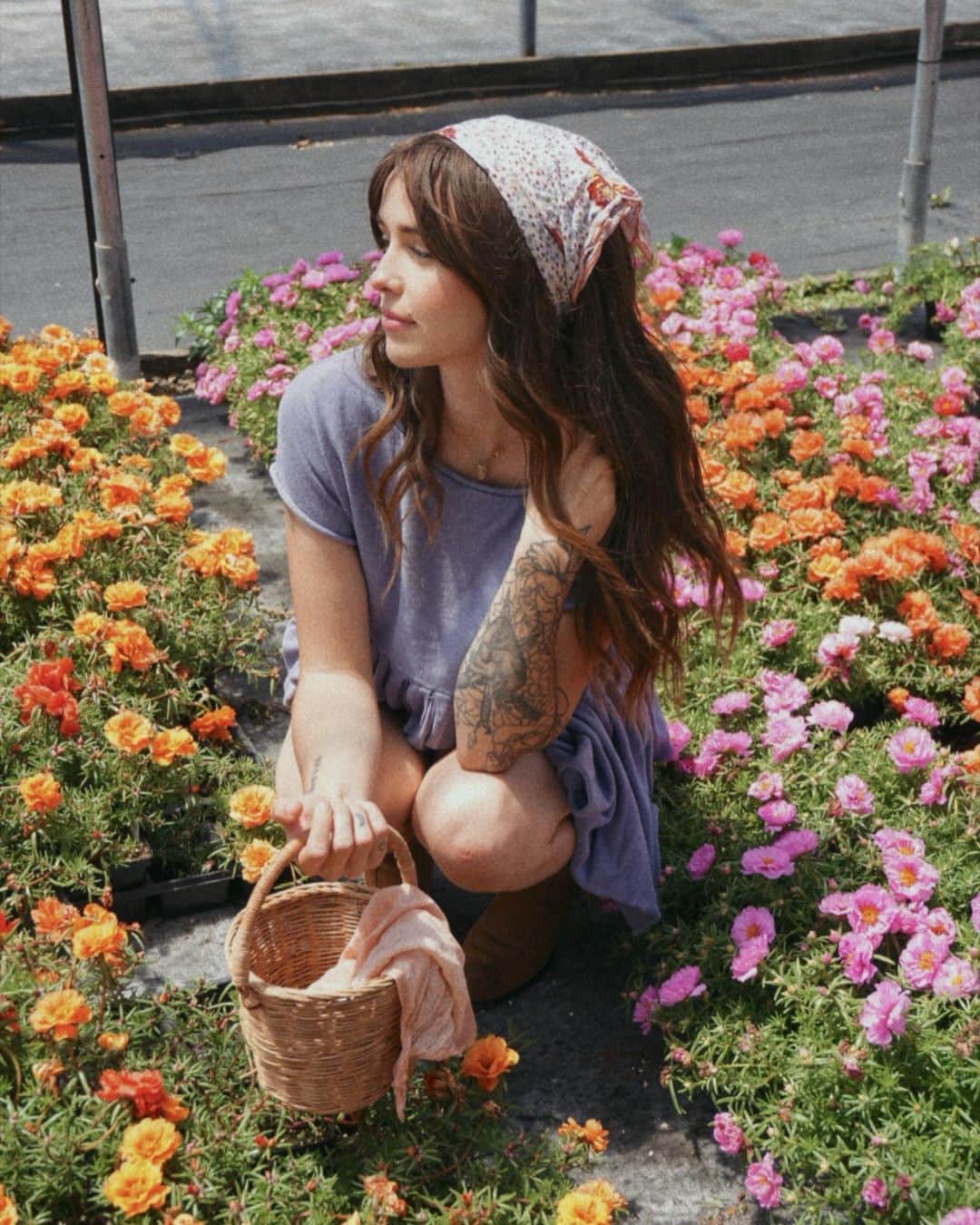 Acacia Brinleyのインスタグラム：「.. y’all she’s stopping to smell all the flowers again…」