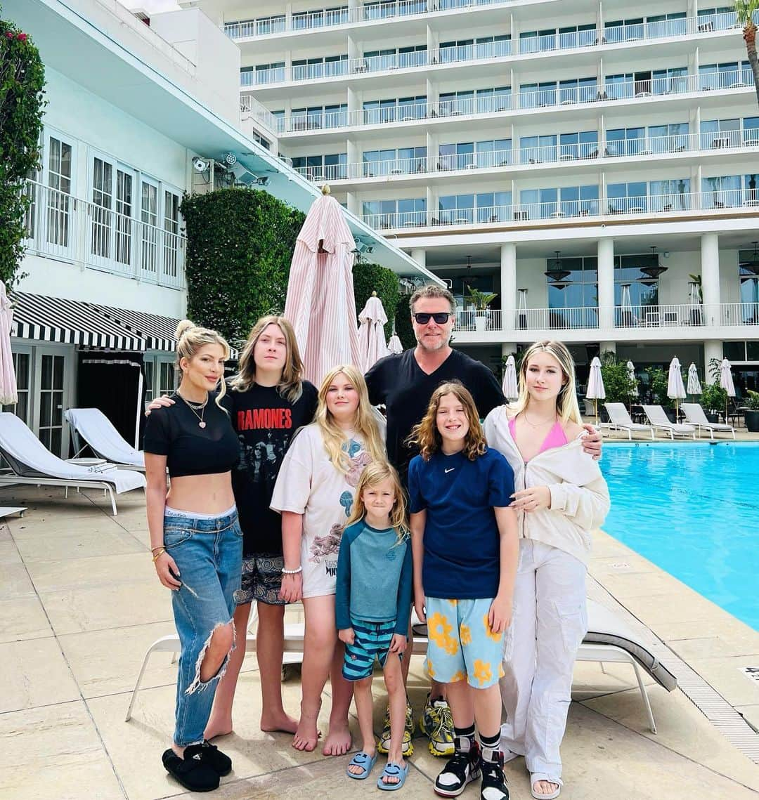 トリ・スペリングのインスタグラム：「Back to my zip code… @beverlyhilton hotel has been such a huge part of my life. Went there with my family growing up and now I’m lucky enough to be able to take my own family. #beverlyhitonhotel gave us the most wonderful experience for @stella_mcdermott08 15th birthday. Penthouse suite, cabanas, cakes, the works. Tbh it was hard to leave 😂. Family time is the best time and @beverlyhilton you continue to always make us feel like true family. We love you! xoxo #90210」