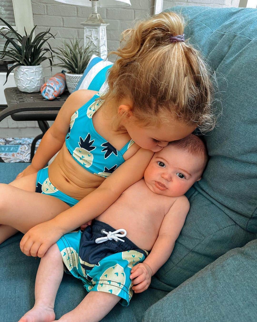 のインスタグラム：「We 🫶 a sibling matching swim moment  📸: @kourtcaldwell」