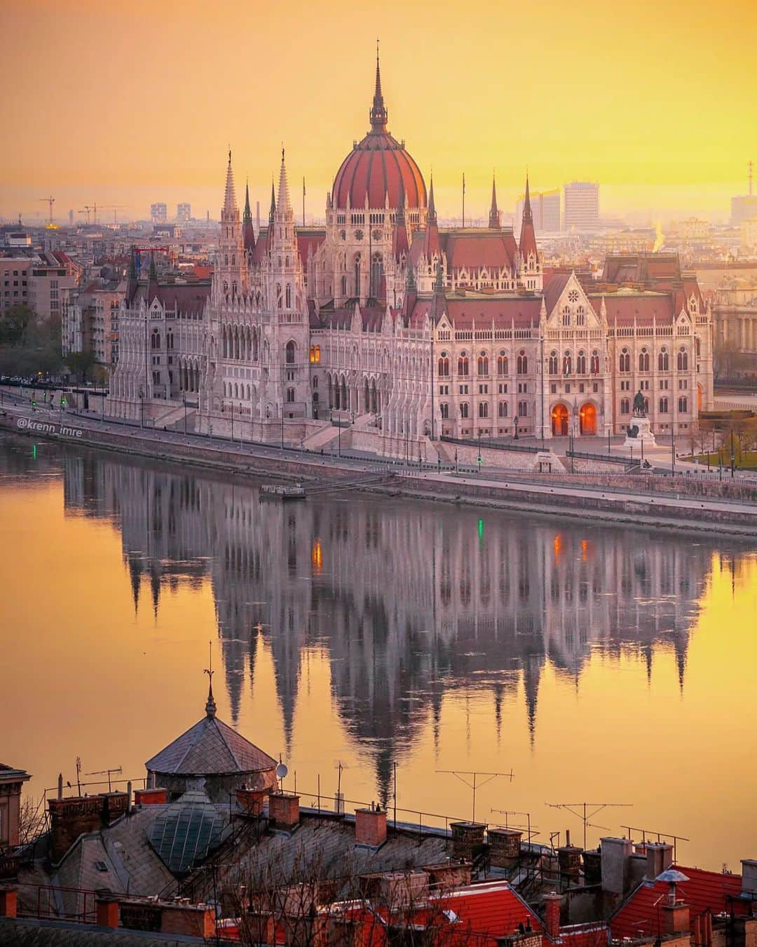 Travel + Leisureさんのインスタグラム写真 - (Travel + LeisureInstagram)「Photo by @krenn_imre 🌅 With an attractive cost of living, beautiful historic buildings, excellent restaurants, thermal baths, and friendly citizens, Budapest is becoming a popular retirement destination for both Europeans and Americans. Get nine of the best places to retire in Europe at the link in bio.」6月16日 3時10分 - travelandleisure