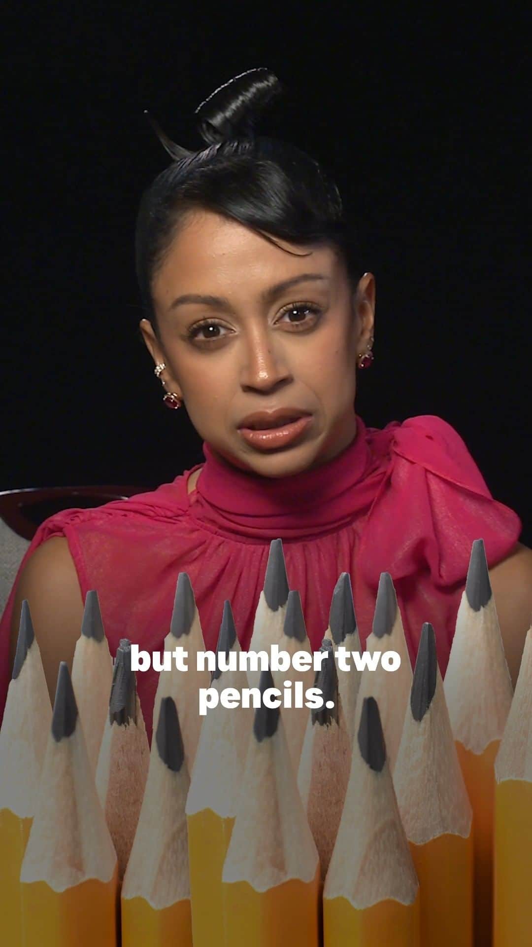 のインスタグラム：「Banning all number two pencils to make @lizakoshy happy 🥰✏️」