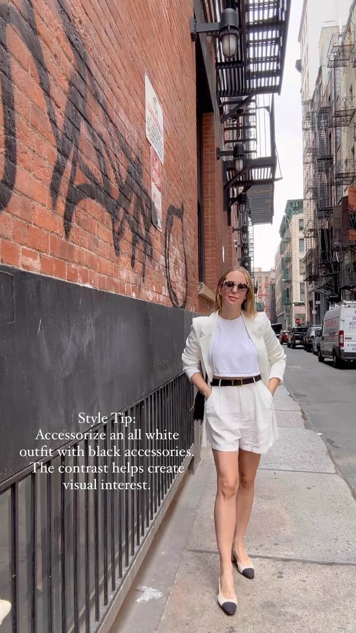Helena Glazer Hodneのインスタグラム：「To start, I  love a monochromatic look that includes accessories in the same color palette. With that said, an all-white look with black accessories is one of my favorite ways to create visual interest and to really make the outfit pop. #stylingtip #styletips https://liketk.it/4bw7V」