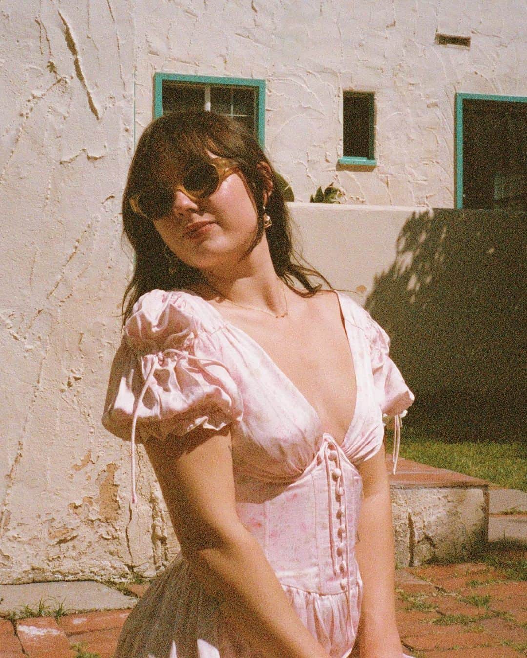 Arden Roseのインスタグラム：「Because I feel like an ant under a magnifying glass today, I’ve decided to post a cute outfit from a less ant-y day🕊️💗」