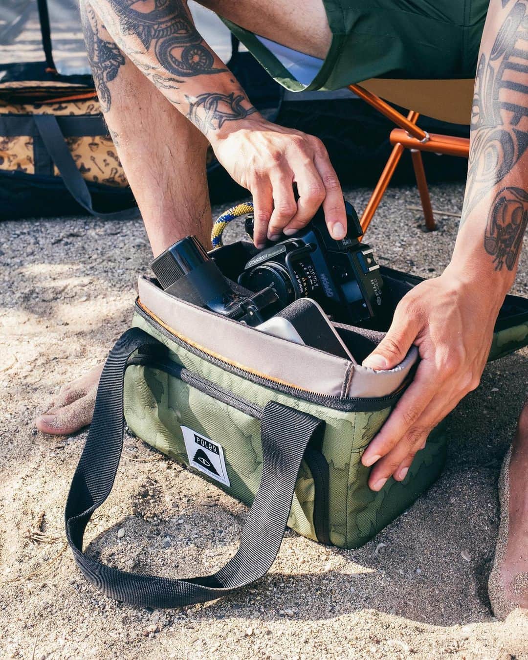 Poler Outdoor Stuffさんのインスタグラム写真 - (Poler Outdoor StuffInstagram)「The do-it-all camera carrier & beverage cooler🧊  A robustly padded & fully removable insert keeps your favorite camera setups cozy & protected, withdraw the insert and ice your beverages of choice in the seam sealed main compartment  #campvibes」6月16日 4時00分 - polerstuff