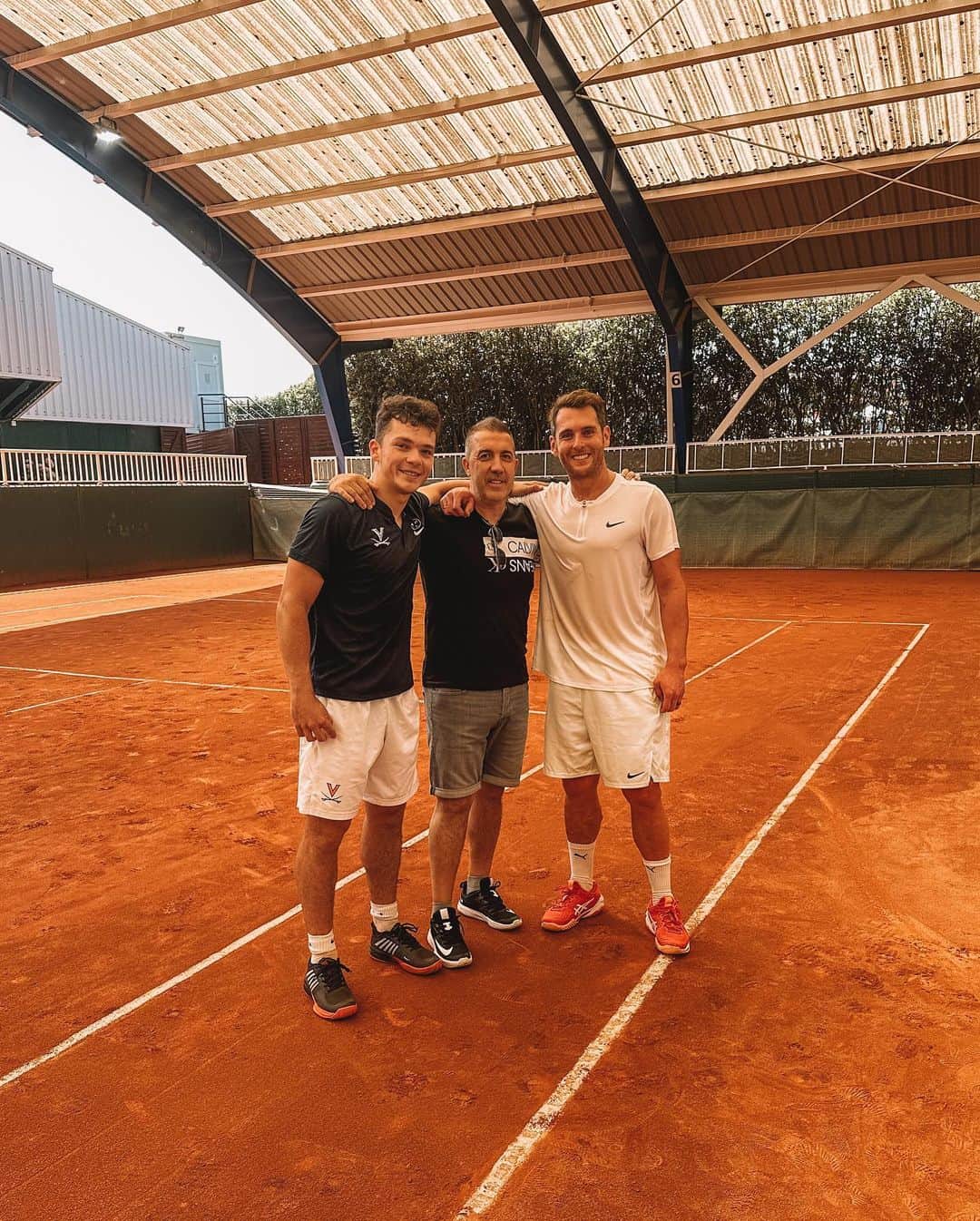 イバイ・ゴメスのインスタグラム：「Amantes del tenis… 🎾  Recordad este nombre: ¡Iñaki Montes! En menos de 2 años en el circuito ATP 💪🏼 • ¡Pero ojo! Que le he sorprendido en en el peloteo de hoy 🤪 • ¡Ambos con em mejor fisio del mundo! ¡GRAN DÍA! 🤩」