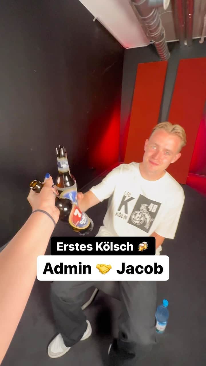 1.FCケルンのインスタグラム：「Erstes @gaffel_koelsch geht immer aufs Social-Media-Team, @jacobsvchristensen 😉   Aktuell gibts die Gaffel-Sonderedition mit Trikotaufdruck. Zuschlagen! 🍻 ___ #effzeh」
