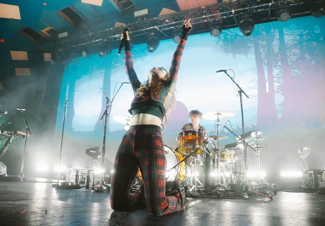 CHVRCHESさんのインスタグラム写真 - (CHVRCHESInstagram)「Thanks to all who joined us for back to back nights at the Barras last weekend 🖤  📸 @euanrphoto」6月16日 4時02分 - chvrches
