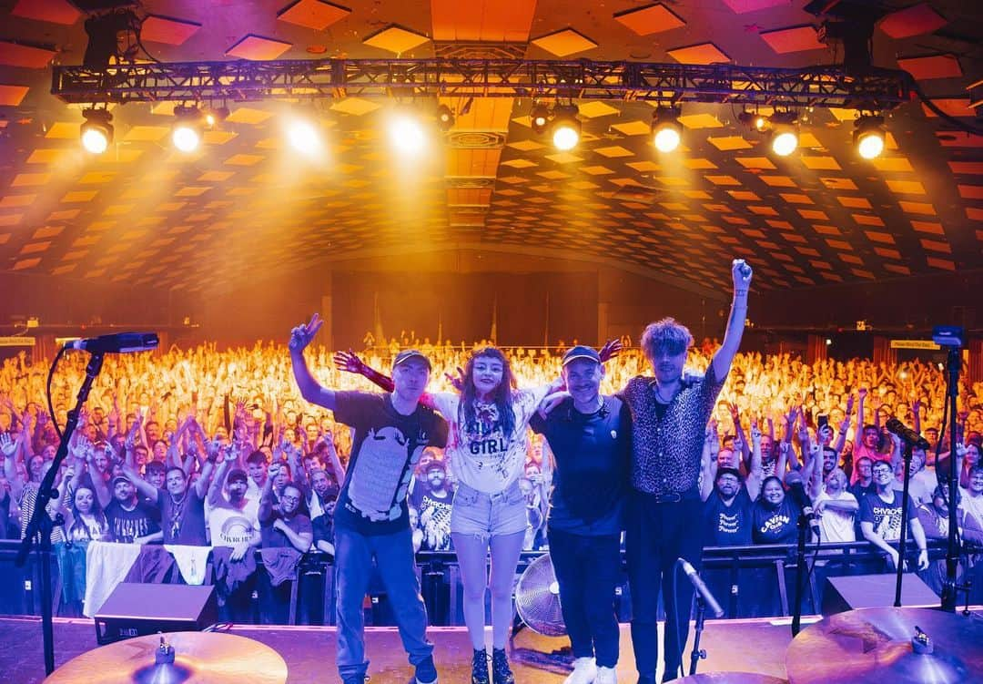 CHVRCHESのインスタグラム：「Thanks to all who joined us for back to back nights at the Barras last weekend 🖤  📸 @euanrphoto」