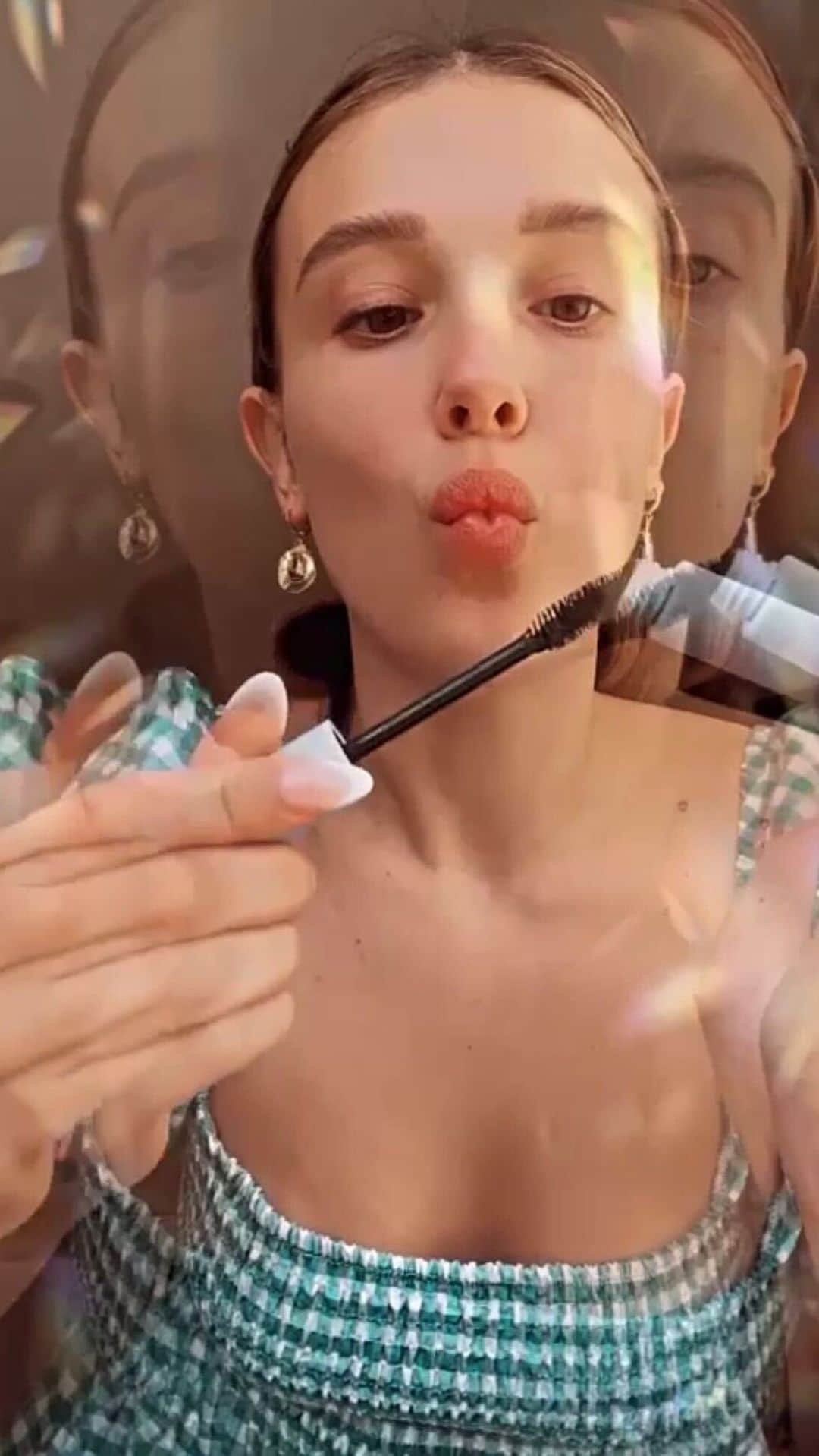 ミリー・ボビー・ブラウンのインスタグラム：「loving built to lash mascara for lighter makeup days w/ @milliebobbybrown 🦋」