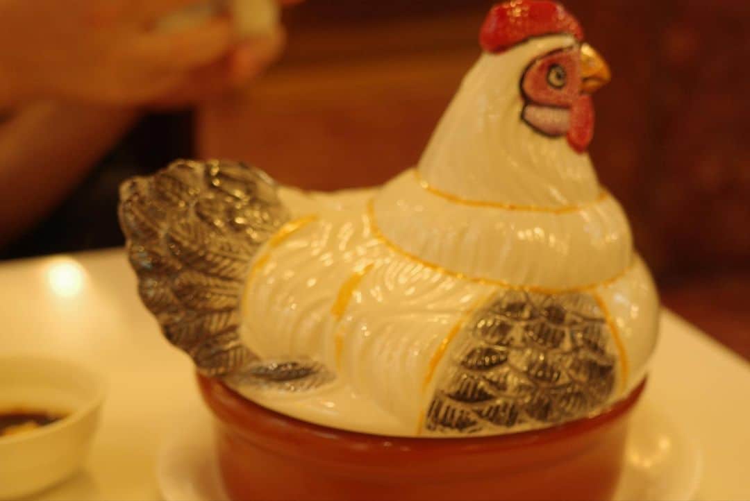 鳳山えりさんのインスタグラム写真 - (鳳山えりInstagram)「弾丸！ 台湾旅行✈️  4回目の台湾旅行🇹🇼 とにかく食べまくりにする！  一食目はチョンヒ氏に聞いた、放し飼いの鶏料理のお店🐔  朝引きした新鮮な鶏肉料理のお店で何食べても旨し！ ミシュランだとか🐔🐔  「鶏家荘」で検索を😁😁  #台湾旅行 #台北旅行 #ミシュラン #鶏家荘 #プリンが最高 #台湾料理最高 #烏骨鶏 #鶏山えり」6月16日 4時28分 - eri_toriyama