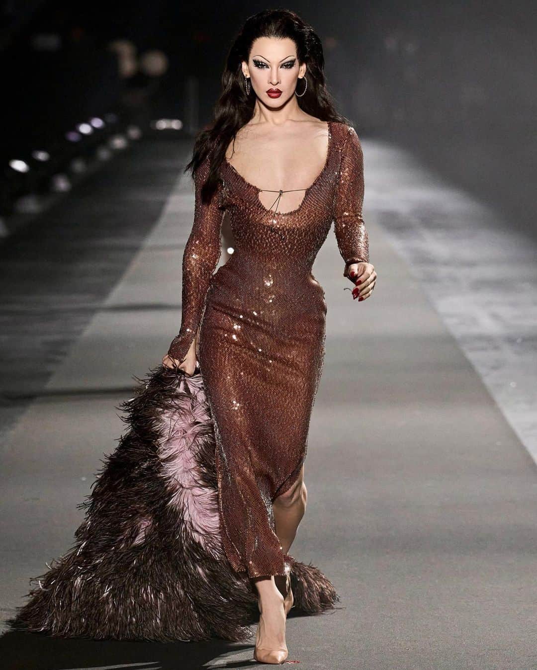ヴァイオレット・チャチキのインスタグラム：「Thank you for having me! 💜 @britishvogue @edward_enninful @luisaviaroma @patmcgrathreal @16arlington @piergiorgio @samuel_ellis  RUNWAY IMAGERY by @studio.april AFTERPARTY IMAGERY by @lucaspossiede BACKSTAGE IMAGERY by @lucaspossiede」
