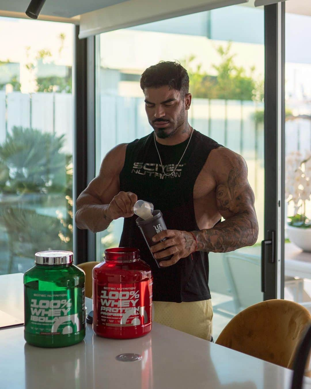 Sergi Constanceさんのインスタグラム写真 - (Sergi ConstanceInstagram)「Favorite protein for gainsSs💪 @scitecnutrition  I like to take 100% Whey protein proffesional (Concentrate whey protein) to complete the missed protein macros in some of my meals, or substitute the solid intake and not miss any meal.🥤  I like to use 100% Whey Isolate (isolate whey protein) after my workout (due fast absortion) or if i’m in a very low carb diet.💪  #Scitec #teamscitec #protein #nutrition #fitness #lifestyle #gains #muscle #proteina」6月16日 4時54分 - sergiconstance