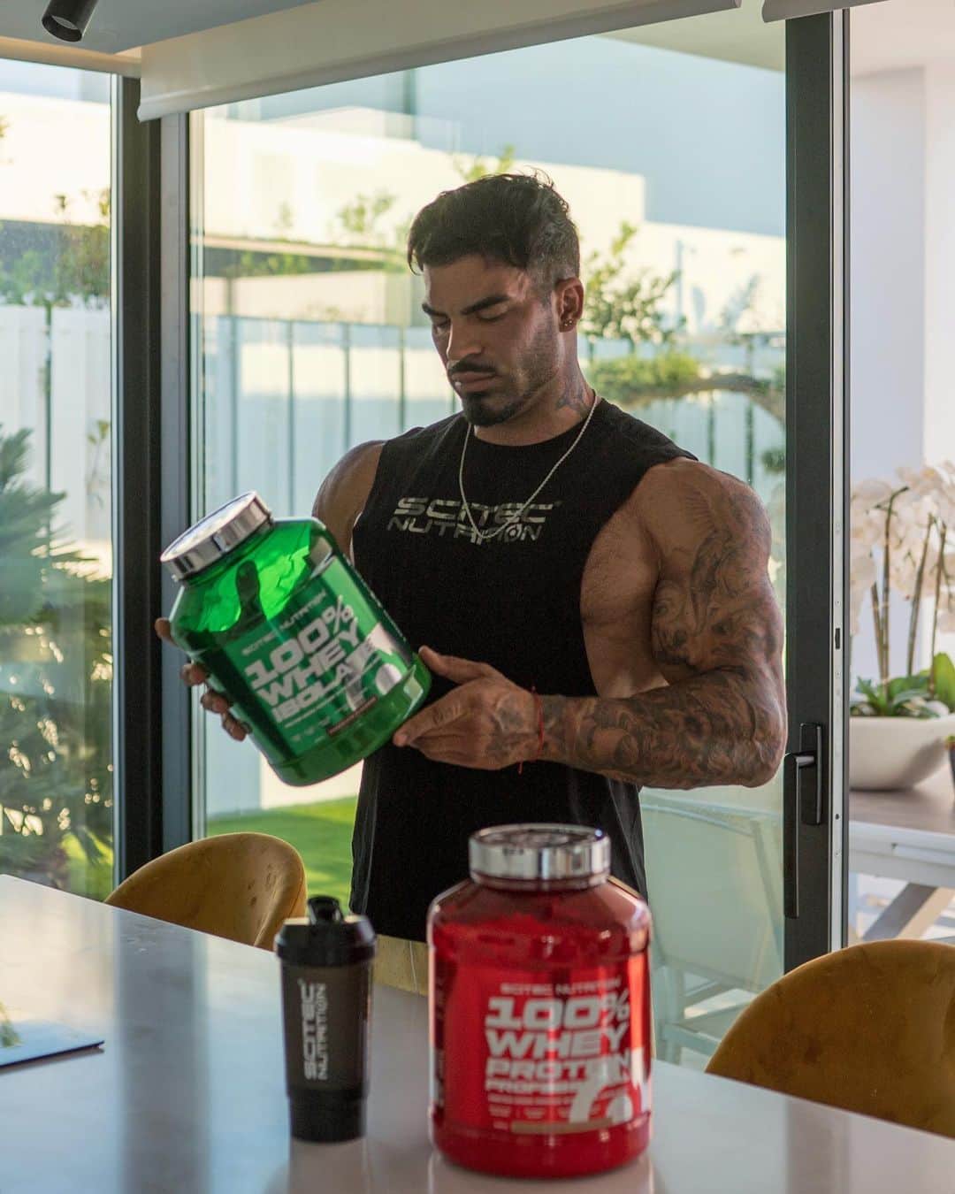 Sergi Constanceさんのインスタグラム写真 - (Sergi ConstanceInstagram)「Favorite protein for gainsSs💪 @scitecnutrition  I like to take 100% Whey protein proffesional (Concentrate whey protein) to complete the missed protein macros in some of my meals, or substitute the solid intake and not miss any meal.🥤  I like to use 100% Whey Isolate (isolate whey protein) after my workout (due fast absortion) or if i’m in a very low carb diet.💪  #Scitec #teamscitec #protein #nutrition #fitness #lifestyle #gains #muscle #proteina」6月16日 4時54分 - sergiconstance