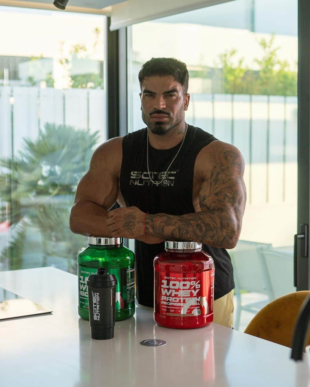 Sergi Constanceのインスタグラム：「Favorite protein for gainsSs💪 @scitecnutrition  I like to take 100% Whey protein proffesional (Concentrate whey protein) to complete the missed protein macros in some of my meals, or substitute the solid intake and not miss any meal.🥤  I like to use 100% Whey Isolate (isolate whey protein) after my workout (due fast absortion) or if i’m in a very low carb diet.💪  #Scitec #teamscitec #protein #nutrition #fitness #lifestyle #gains #muscle #proteina」