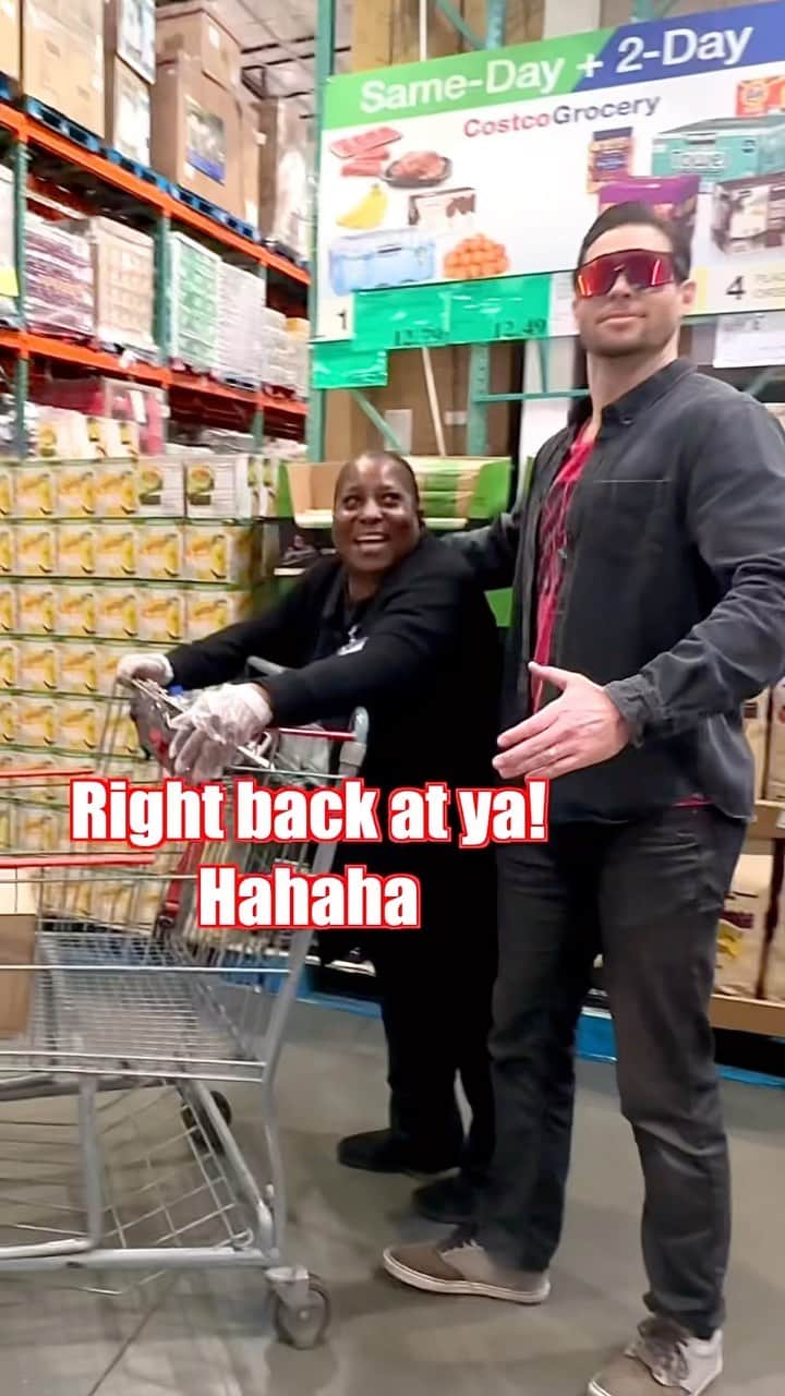 Chadd Smithのインスタグラム：「Costco always passes the robot vibe check 🤖🤌🏼🎯 @jessyrobot」