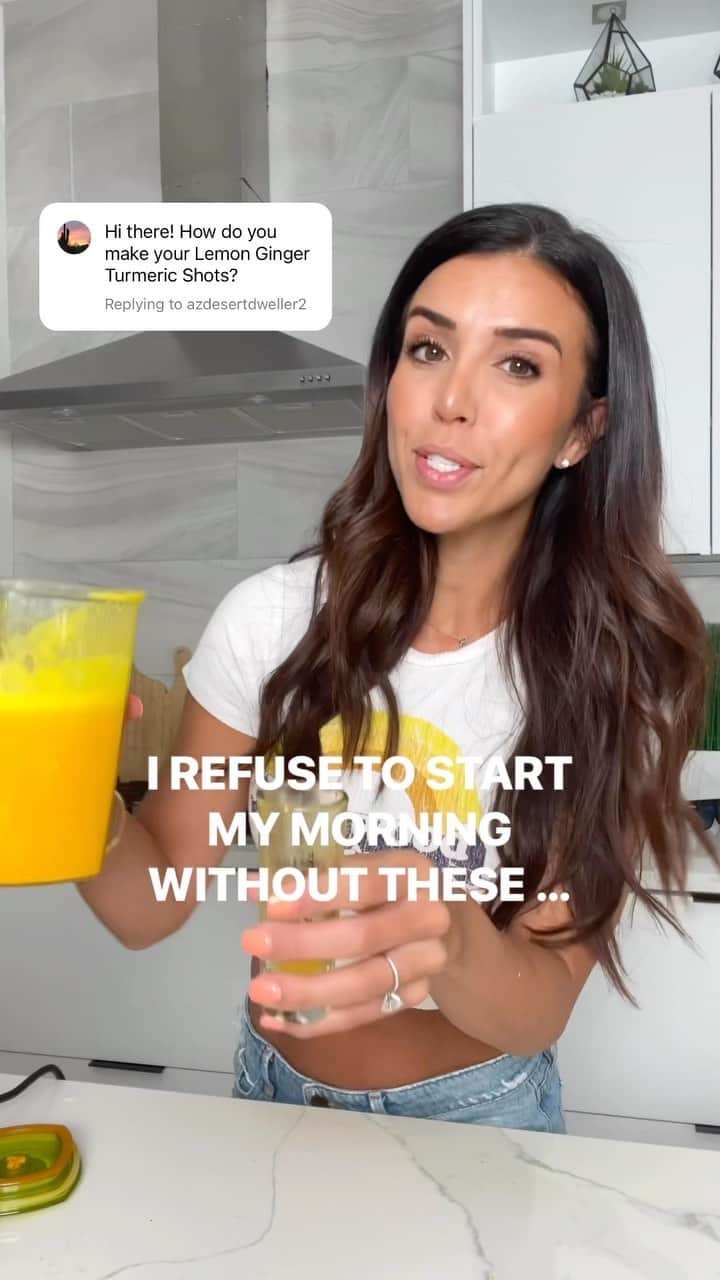 Ainsley Rodriguezのインスタグラム：「🍋 MY MORNING ANTI-INFLAMMATORY SHOTS from yesterdays post! . I make these differently every week and don’t have an exact recipe but here is ‘more or less’ the amount of each I use! . I have these shots first thing in the morning after 2 glasses of water and before breakfast with my daily multi and probiotic! I’ve been doing this for yearssss and love it as a part of my morning routine! . Access to all my fave recipes in my app! Linked in bio 👆🏼 . #morningroutine #antiinflammatory #lemongingershots #iam1stphorm」